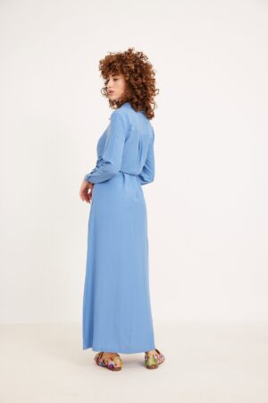 שמלה ארוכה בצבע תכלת עם גזרה נוחה ומראה אופנתי, מתאימה ללבוש יומיומי ואלגנטי.