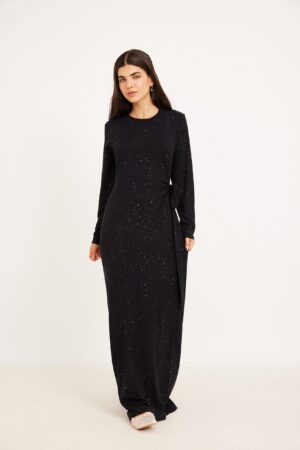 שמלת ערב שחורה עם נצנצים נוחה ללבוש אופנתית לאירועים, עיצוב אלגנטי ומסוגנן.