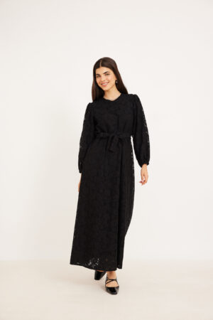 שמלבת ערב שחורה עם חגורה מבד, אופנה נוחה ללבוש, סטייל אלגנטי ומודרני, אורדמן – אופנה שנוח ללבוש.