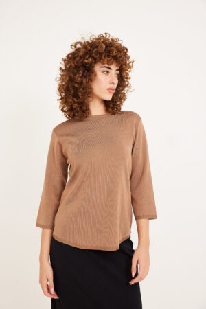 מעיל נעים ואופנתי לנשים מושפעת מאופנת נוחה ללבוש, מתאים לסטייל יומיומי ואישי.