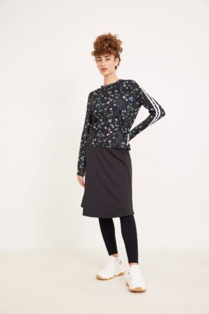 שמלת ספורט עם עיצובים פרחים ונוחות, אופנת אורדמן לנשים שמתעניינות בנוחות וסגנון.