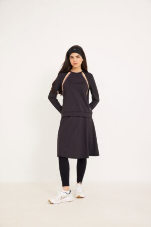 חולצת ספורט לנשים עם עיצוב אופנתי ונוחות, מתאימה לפעילות ספורטיבית וליום יום.