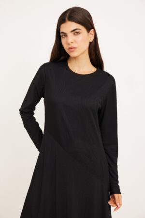 שמלת ספורט שחורה עם שרוולים ארוכים ואוזני אופטיות, נוחה ללבוש ואופנתית.