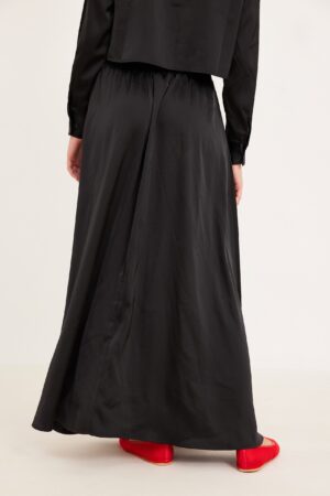 ר skirt שחורה ארוכה אופנתית ונוחה ללבוש, תסגור כל מראה באלגנטיות.