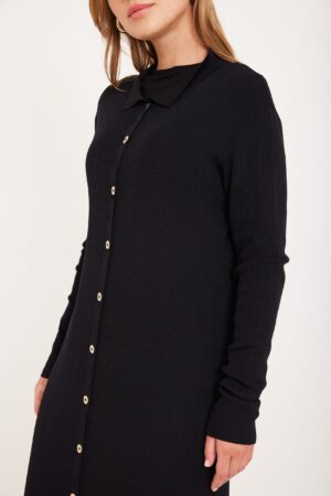 שמלת סריג שחורה אלגנטית ואופנתית, נוחה ללבוש באורדמן - אופנה שנוח ללבוש.