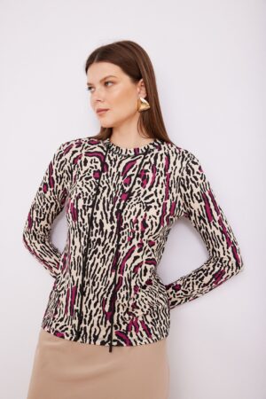 רקע לבוש נוח לאישה בסגנון אופנה נשית ועכשווית, בפרופיל עם הדגשה על פרטים ועדכני.