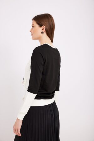 שמלת סוודר שחורה ולבנה עם גזרה אלגנטית לנוחות יומיומית.