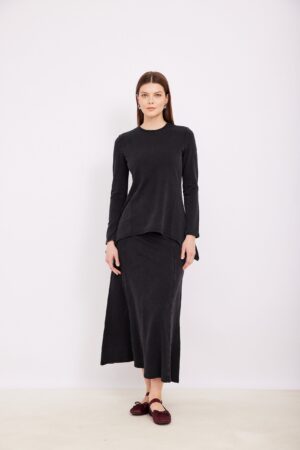 חולצת ספורט קלילה בצבע שחור לנוחות ואופנה.