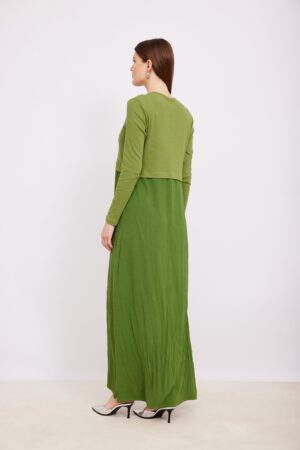 גרסה ירוקה של שמלת ערב אלגנטית אופנתית עם סריג עליון ושרוולים ארוכים, נוחה ללבוש ואופנתית, בהשראת אופנה שנוח ללבוש.
