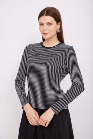 חולצת פסים שחורה לבנה נוחה ללבוש אופנתית ומעוצבת, מתאימה לסגנון יומיומי ואלגנטי, בגדי אופנה איכותיים לאורח חיים נוח.