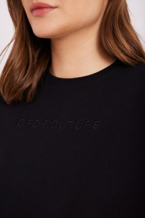 תמונה של חולצה שחורה עם לוגו