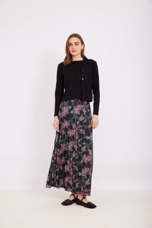 חולצה שחורה נעימה ללבוש, אופנת נשים אלגנטית ומרעננת.