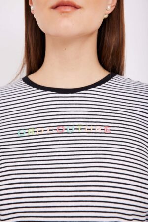 חולצת בייסיק שחור לבן עם כיתוב שחור