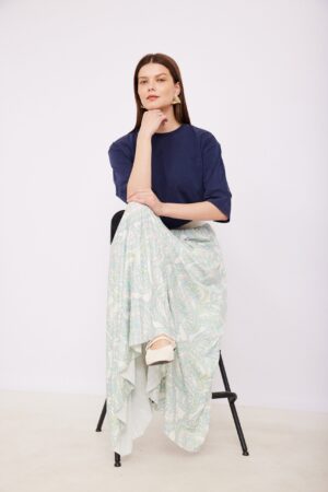 א ALT טקסט: בגד נוח ללבישה נשים בסגנון אופנה קלאסית.