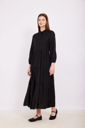 שמלזת שחורה אלגנטית משי עם כפתורים, מתאימה לאירועים וקז'ואל באורדמן.