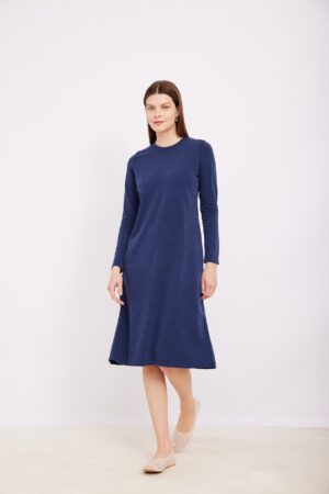 שמלת ג'ינס נוחה וסטיילית, מתאימה לאופנה שנוח ללבוש, בסטייל קלאסי ונוח.