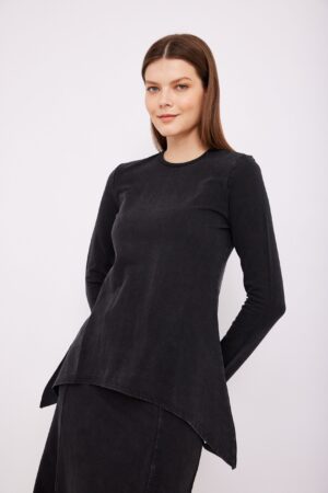 שמלת טי שחורה ואופנתית לנוחות מלאה, עיצוב עמיד ומרענן, אופנה שנוח ללבוש לבוקר ולערב.