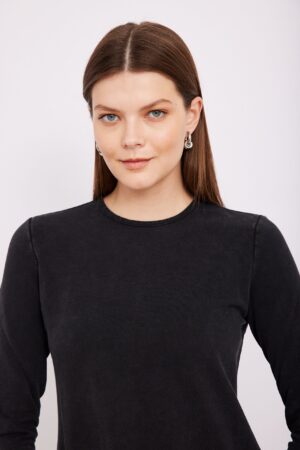 שמלת טריקו שחורה לנשים, אופנה נוחה ללבוש, עיצוב פשוט ואיכותי מתאימה לסטייל יומיומי.