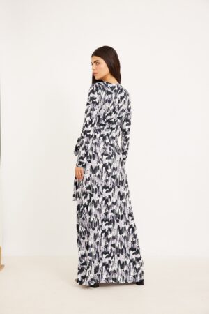 שמלצה אופנתית לנשים עם דוגמת מאטו בצבעים שחור ולבן, נוחה ללבוש ואופנתית.