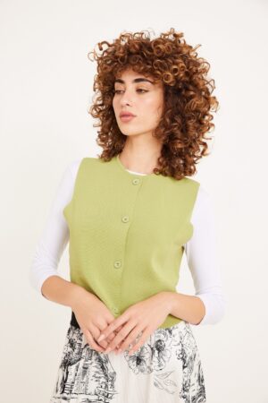 חולצה ירוקה עם שרוכים לנשים, נוחה ואופנתית, אידיאלית ליום עבודה ולקראת קיץ חם.