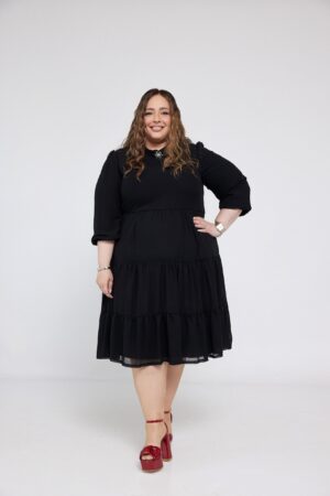 שמלת ערב שחורה לנשים במידות גדולות, נוחה ומעוצבת באופנת אופנה שנוח ללבוש.