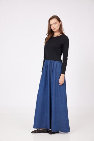 שמלה שחורה וגינס כיווצים