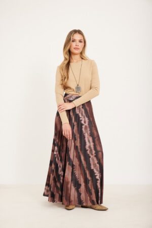 שמלחה ארוכה עם דעקת צבעי חום ואפור, אופנתית ונוחה ללבוש.