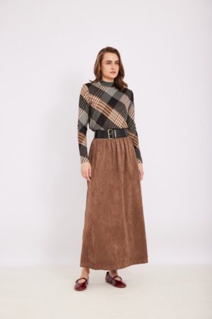 חולצת משבצות אופנתית ללבוש נוח ומעוצבת.