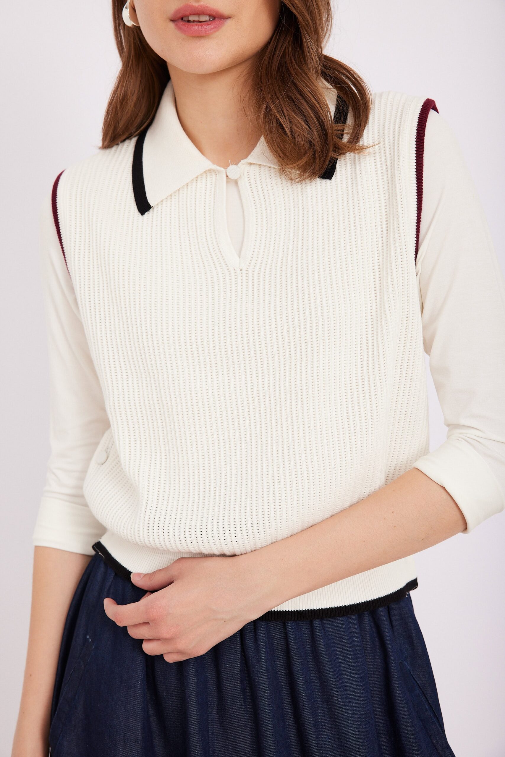 ORDMAN_260325_4083 כותרת עליונה (alt): חולצת סוודר לבנה אופנתית לנשים, נוחות ומעוצבת באופנה עדכנית.