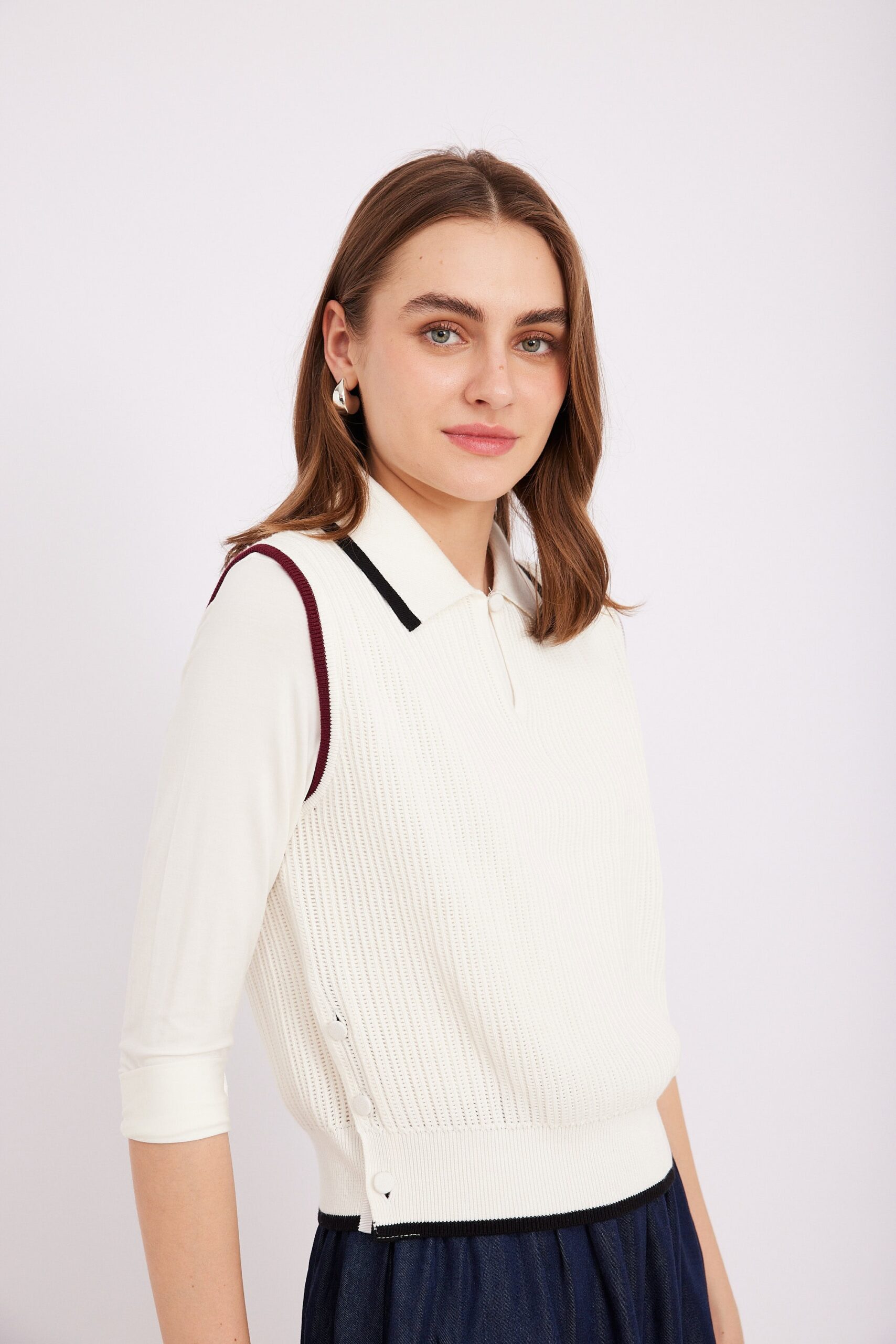 ORDMAN_260325_4085 בגדי אופנה נוחים ללבוש, חולצת ספורט אלגנטית לנשים עם פרטים ייחודיים.