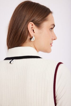 רזולוציה גבוהה של אוזן ותלבושת אופנתית, אופנה נוחה ללבוש עם תכשיטים מסוגננים.