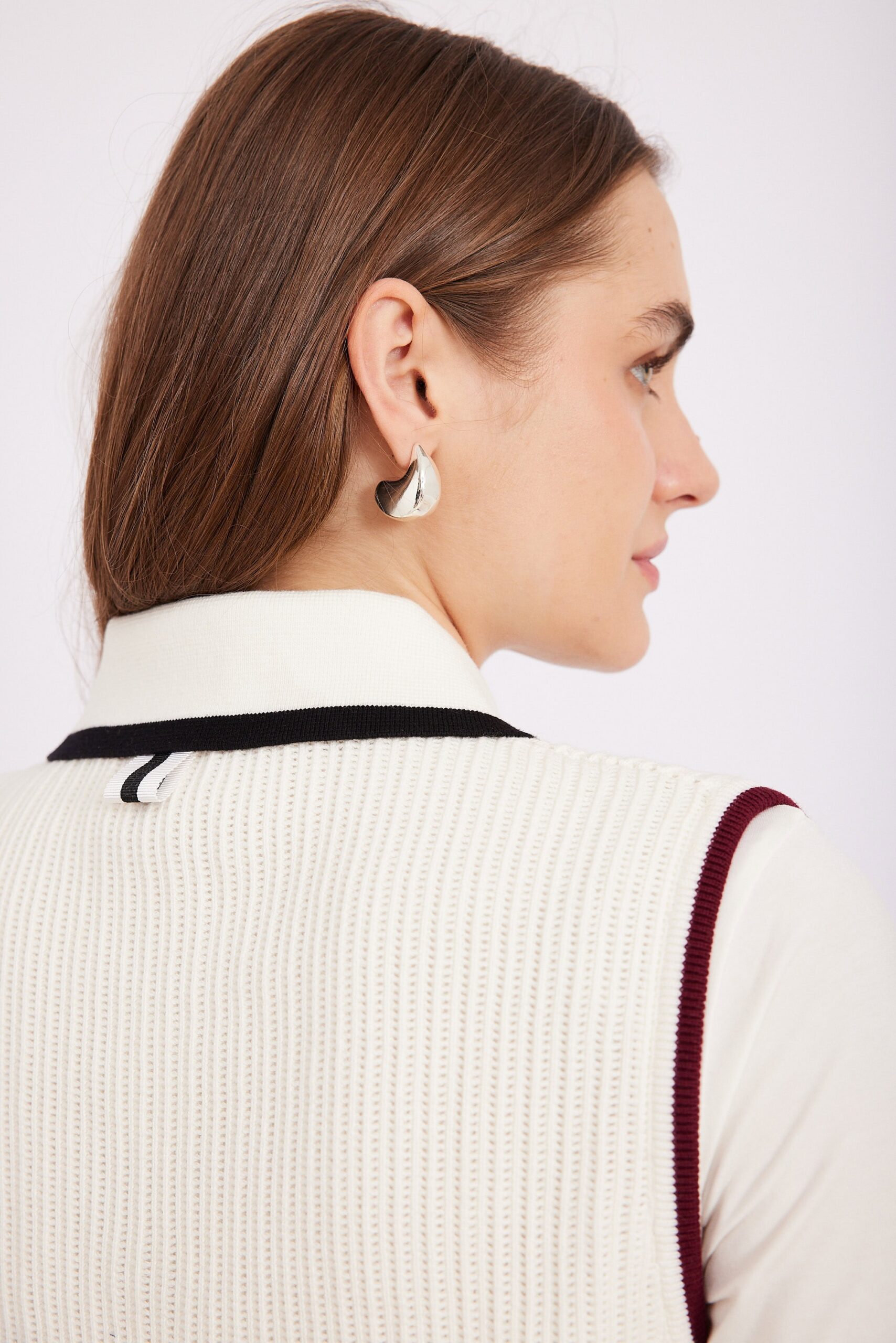 ORDMAN_260325_4093 רזולוציה גבוהה של אוזן ותלבושת אופנתית, אופנה נוחה ללבוש עם תכשיטים מסוגננים.