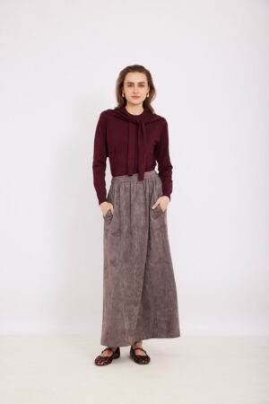 מעיל בורדו עם רולאן וסטייל נוח ללבוש, אופנה משודרגת לנוחות וסטייל ביום-יום.