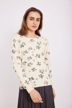 שלט רחוב אופנה נוחה ללבוש, בגדים אלגנטיים ושמחים, תלבושת אופנתית לנשים, ביגוד יפה, אורדמן - אופנה שנוח ללבוש.