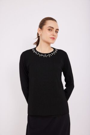 שמלה שחורה עם תחרה וחרוזים ללבוש נוח ומרענן.